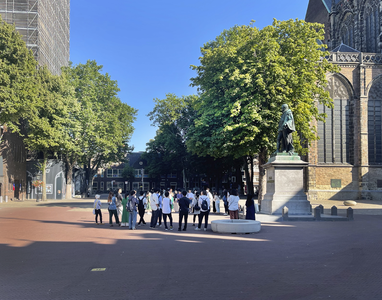 903610 Afbeelding van een groepje Aziatische toeristen op het Domplein te Utrecht.